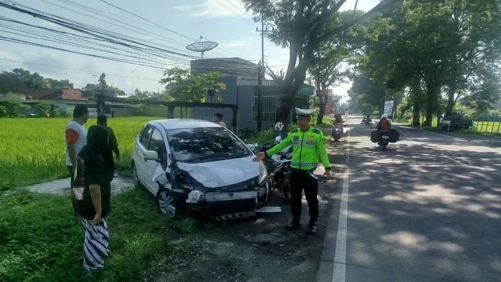Kecelakaan lalu lintas di jl Raya Trenggalek-Tungagung,mobil rusak parah dan korban&nbsp;luka-luka
