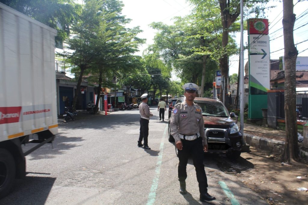 Polisi Trenggalek Tertibkan Parkir Liar di Depan RSUD dr.&nbsp;Soedomo