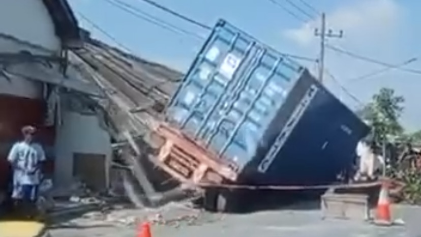 Truk Kontainer Muatan 25 Ton Sagu Hantam Rumah dan Toko di Pagu&nbsp;Kediri