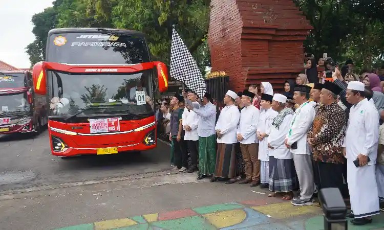 Ratusan Calon Haji Trenggalek Bertolak ke&nbsp;Surabaya