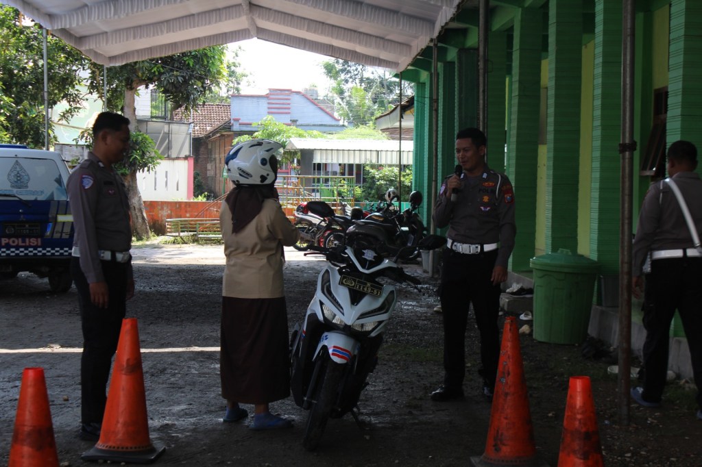 Polres Trenggalek Gelar Coaching Clinic Road Safety di Ponpes&nbsp;Darussalam