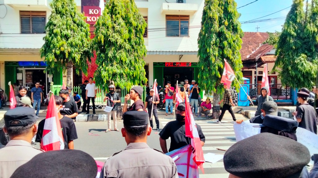 Aksi Mahasiswa GMNI Trenggalek Soroti Dugaan Politisasi Pendidikan dan Penggunaan Dana&nbsp;BOS