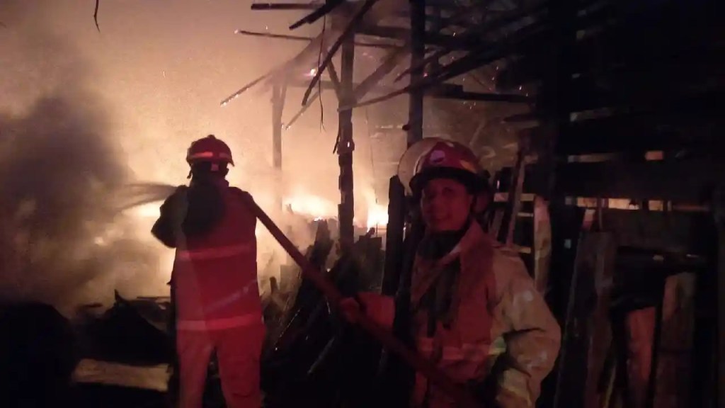 Kebakaran Hebat Landa Ngantru Trenggalek, Hanguskan Dua Tempat Usaha dan Gudang Ban&nbsp;Bekas