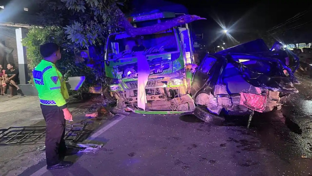 Kecelakaan Beruntun di Trenggalek, Truk Hantam Sepeda Motor dan Tiga Rumah&nbsp;Warga