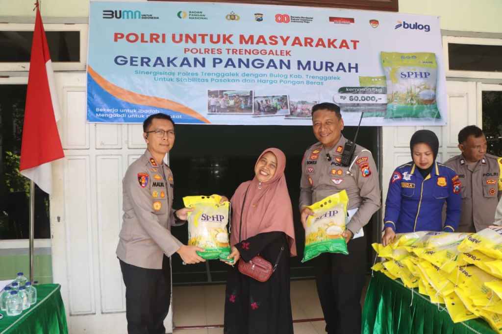Jajaran Polres Trenggalek Gelar Operasi Pasar Beras Murah, Sediakan 97 Ton Beras untuk&nbsp;Warga