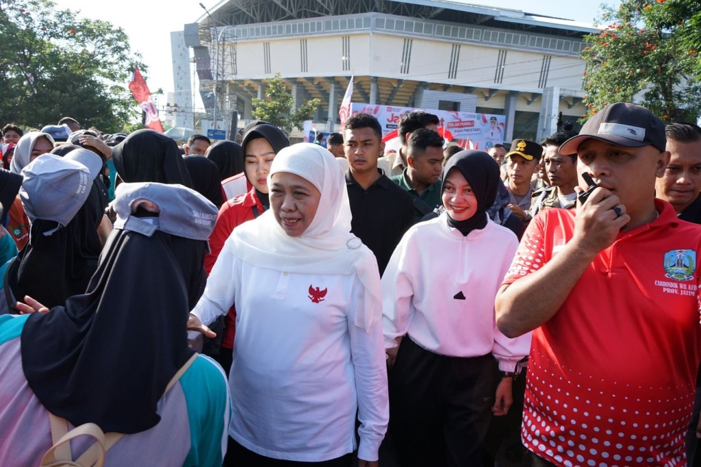 Jalan Sehat Bersama Murid-Guru di Kediri, Gubernur Khofifah Bagikan Hadiah&nbsp;Umroh