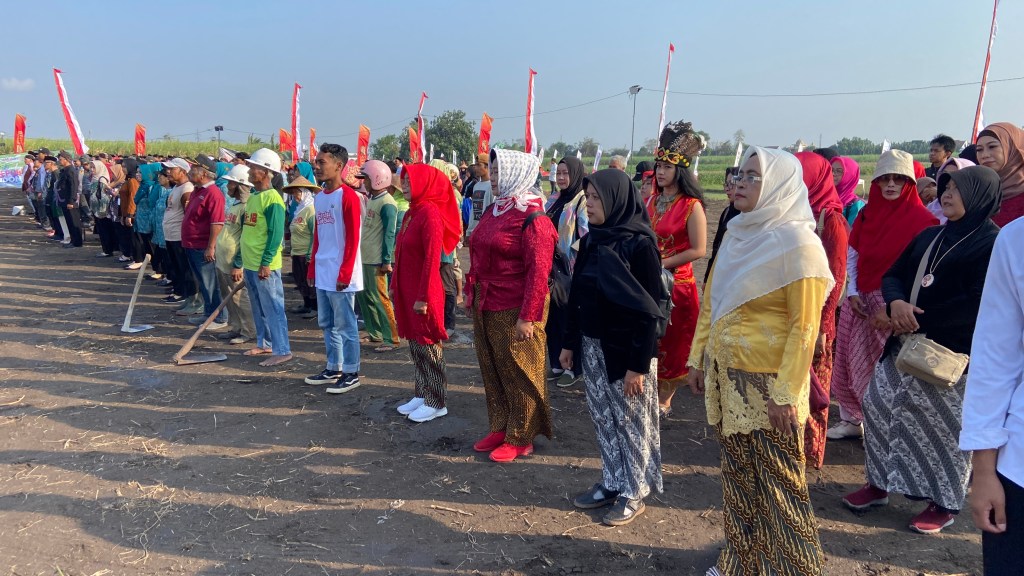Ketika Petani, Emak-emak hingga Pesilat Ikuti Upacara 17 Agustus di Omah Sawah&nbsp;Kediri