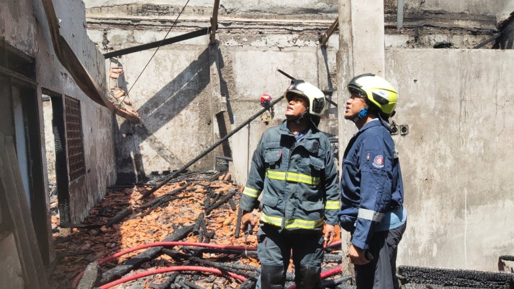 2 Petugas Terluka Saat Padamkan Kebakaran di Rumah Kosong Darmo Baru Barat&nbsp;Surabaya