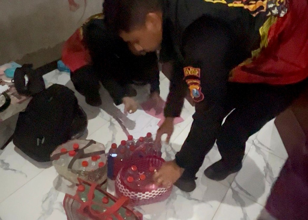 Polres Gresik Amankan 2 Orang dan Puluhan Botol Arak Bali-Miras&nbsp;Impor