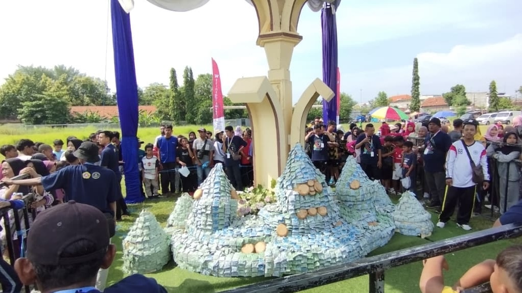 Ribuan Warga Berebut Gunungan Wingko Babat dalam Semarak Festival di&nbsp;Lamongan