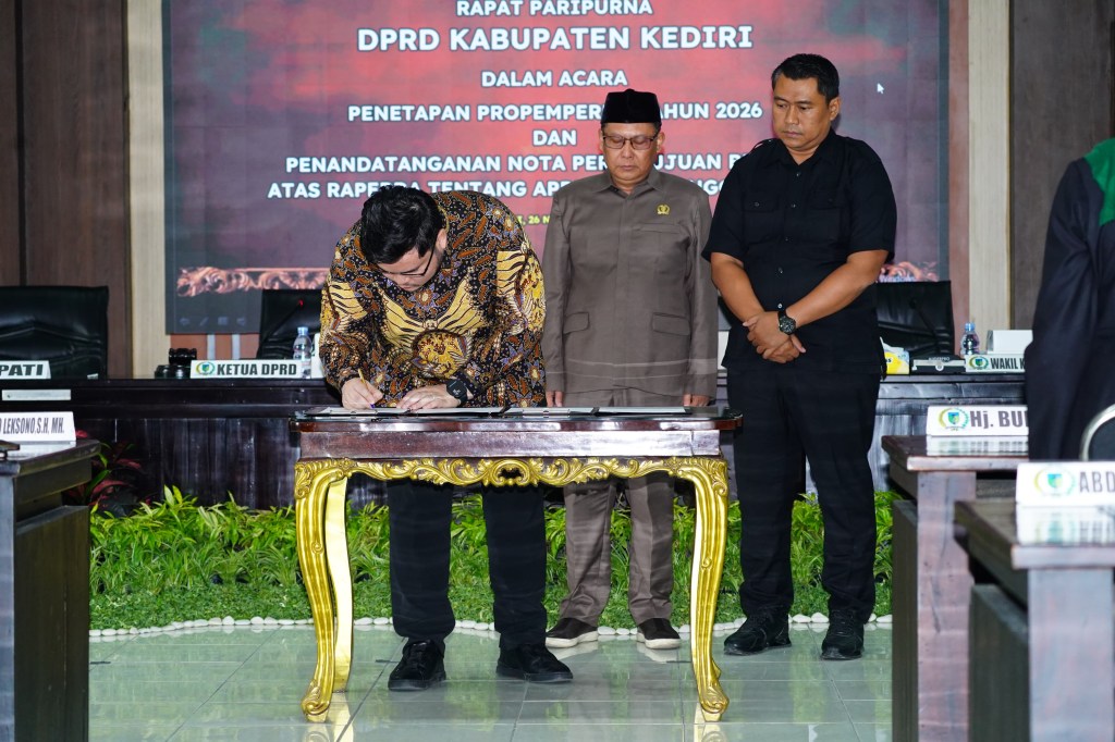 Mas Dhito dan Pimpinan DPRD Tandatangani Persetujuan Raperda APBD&nbsp;2026