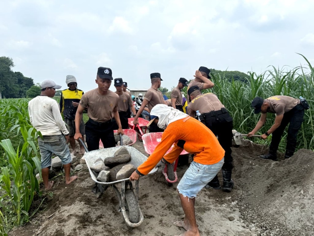 Siswa Diktukba SPN Polda Jatim Beri Manfaat Nyata, Bantu Pembangunan Akses Jalan Petani di&nbsp;Kediri