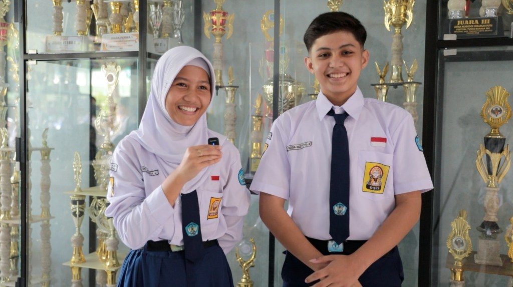 Pengalaman Tak Terlupakan 2 Siswa SMP di Bekasi Duduk di Samping Prabowo di Kelas: Kagum dan&nbsp;Bangga!