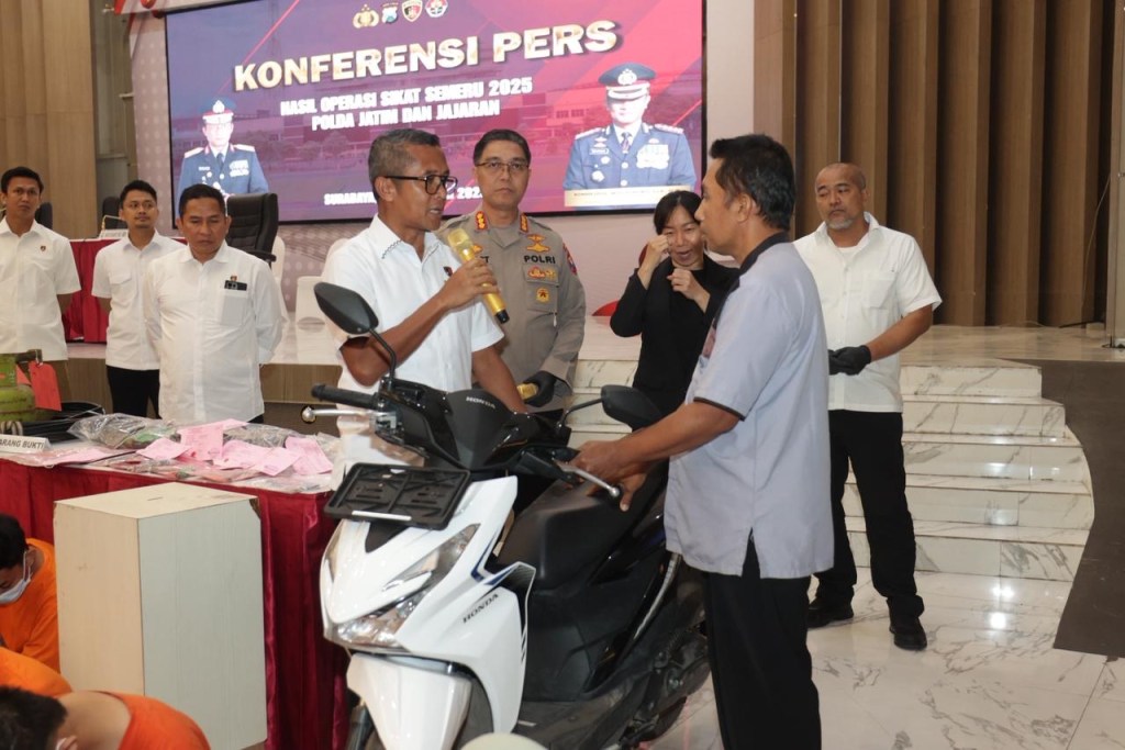 Polda Jatim Kembalikan Motor kepada Pemiliknya Usai Ditemukan Saat Operasi Sikat Semeru&nbsp;2025