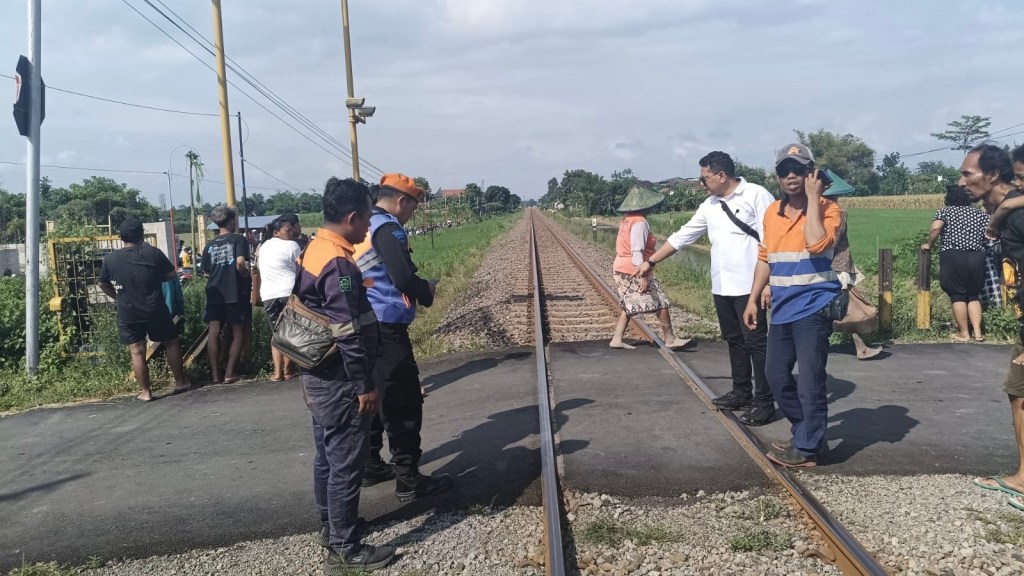 Lansia Tewas Tertabrak KA Brantas di Perlintasan Tanpa Palang Pintu Kras&nbsp;Kediri