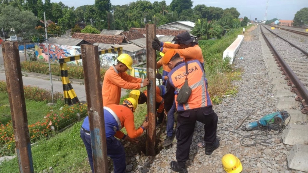 Daop 7 Tutup Perlintasan Liar di Nganjuk Seiring Meningkatnya Frekuensi Perjalanan&nbsp;KA