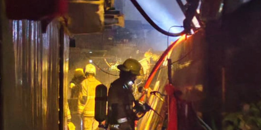 6 Petak Rumah di Kawasan Padat Penduduk Jalan Peneleh Surabaya&nbsp;Terbakar