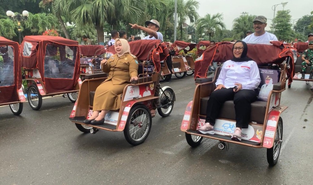 Tak Lagi Pakai Tenaga, Pebecak di Ponorogo Tersenyum Dapat Becak Listrik dari&nbsp;Prabowo
