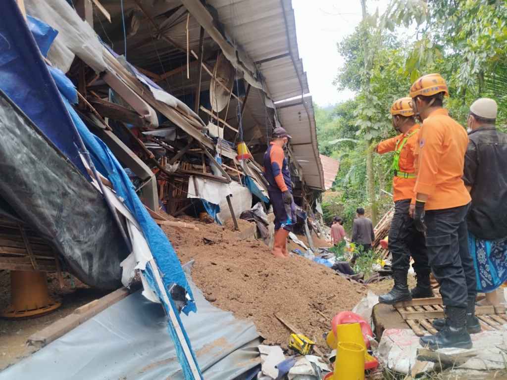 Kandang Ayam di Malang Roboh, 2 Pekerja Tewas Tertimpa Struktur Bangunan 