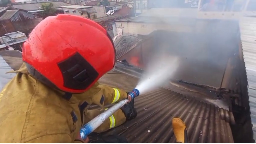 Rumah 2 Lantai di Surabaya Terbakar, Gang Sempit Jadi Tantangan&nbsp;Pemadam