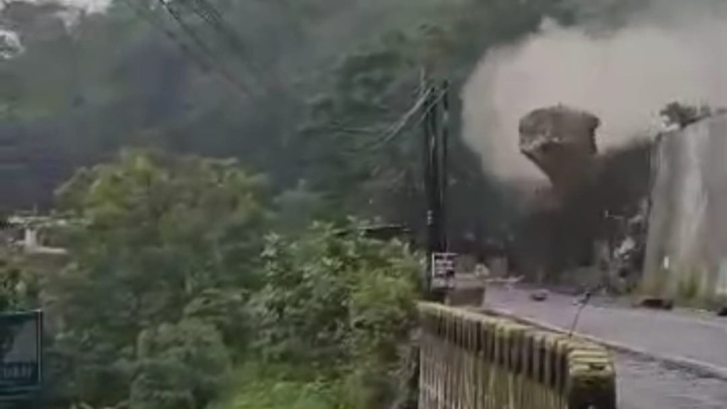 Batu Raksasa Longsor Tutup Jalur Trenggalek-Ponorogo