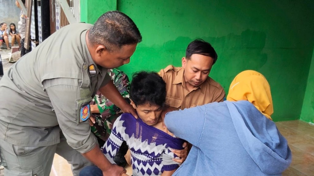 Pria ODGJ di Kediri Dievakuasi Satpol PP ke RSJ Lawang Usai Ngamuk dan Aniaya&nbsp;Ibu