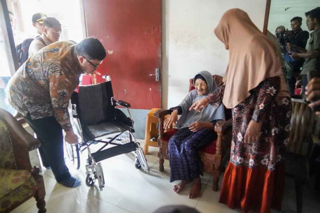 Mas Dhito Beri Kursi Roda untuk Mbah Marsiyah, Jamaah Haji Tertua Usia 104&nbsp;Tahun