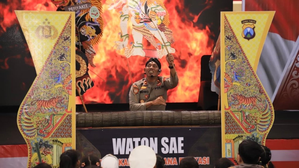 Dalang Bowo Edukasi Gizi untuk Anak-anak di Kediri Lewat Wayang&nbsp;Kardus