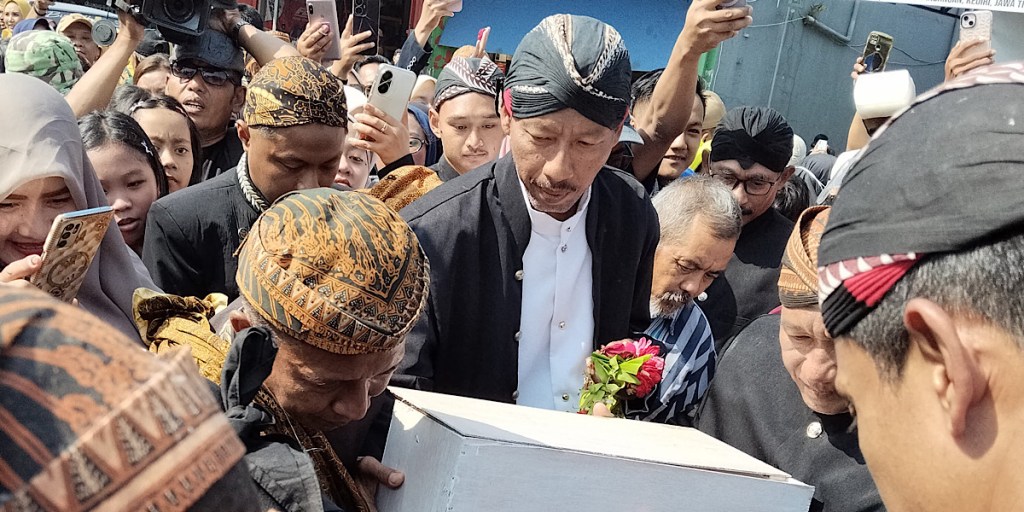 Warga Kandangan Kediri Lestarikan Tradisi Mendhem Golekan di Bulan&nbsp;Suro