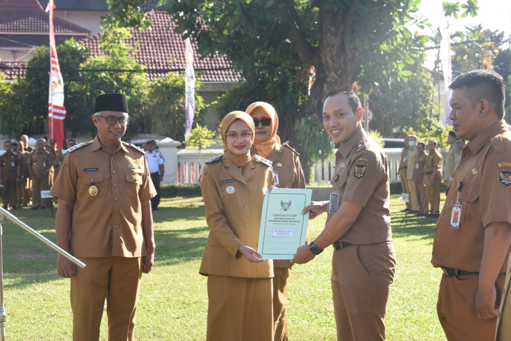 Serahkan SK Kenaikan Pangkat, Mbak Wali Tekankan Pentingnya Komunikasi dan Kerja Sama&nbsp;ASN