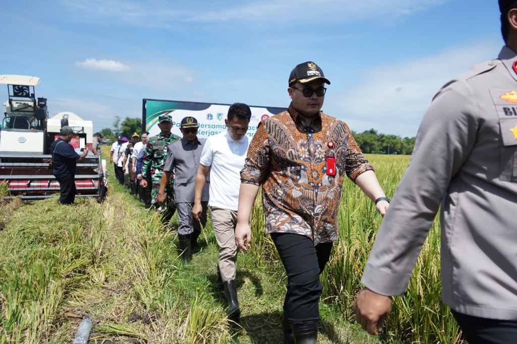 Kerjasama Pertamina dan PLN, Ini Langkah Mas Dhito Jaga Pengairan Lahan&nbsp;Petani
