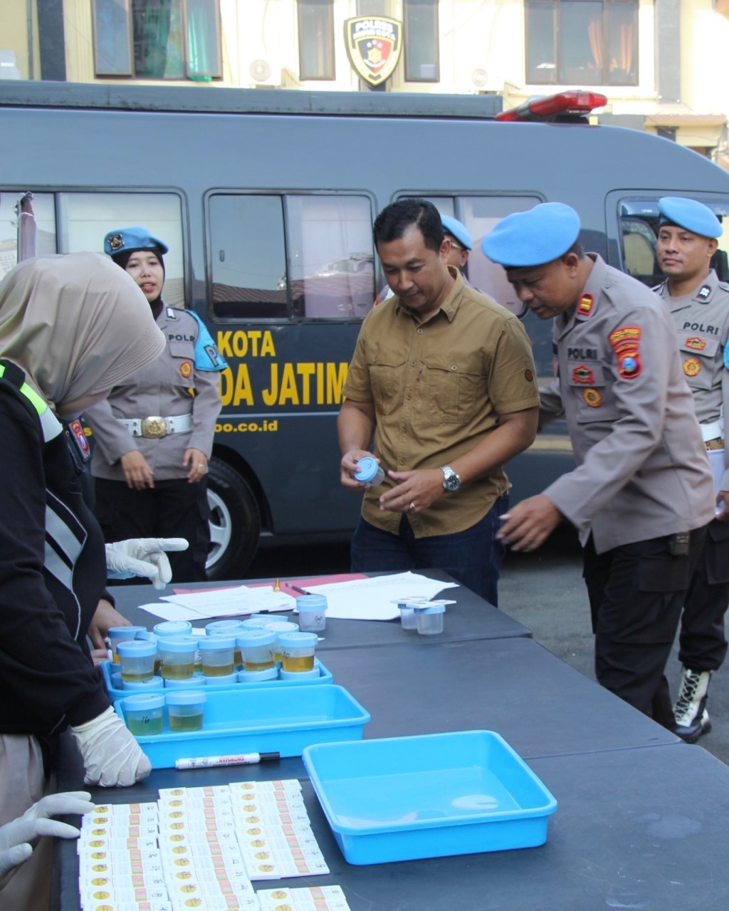 Bidpropam Polda Jatim Tes Urine Puluhan Anggota Polres Kediri&nbsp;Kota