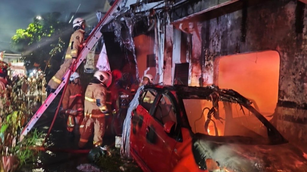 Rumah di Jalan Waringin Surabaya Terbakar, Hanguskan Mobil dan&nbsp;Motor