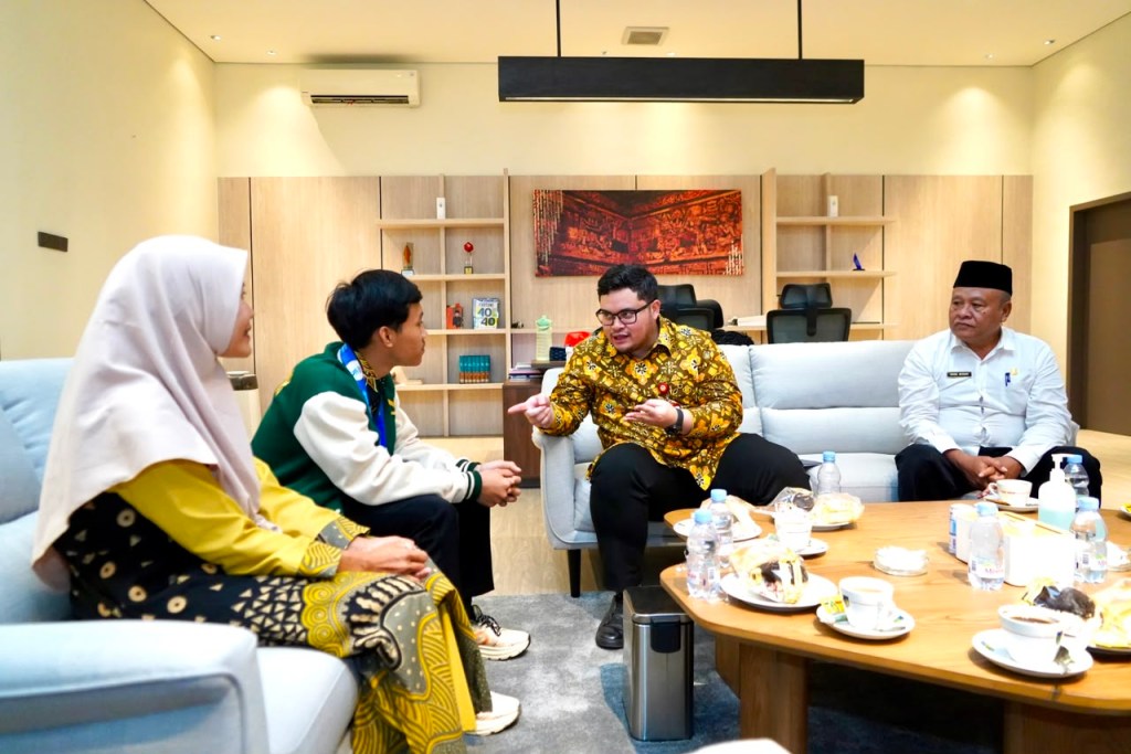 Bangga, Mas Dhito Beri Beasiswa Peraih Medali Emas LKS Nasional&nbsp;2026