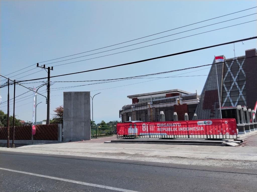Museum Sri Aji Joyoboyo Dipoles, Kabel dan Tiang Listrik di Depan Museum Bakal&nbsp;Dipindahkan