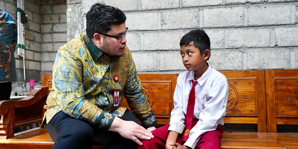 Mas Dhito Sambangi Marfel, Bocah SD di Kediri yang Rawat Ibunya Sendirian