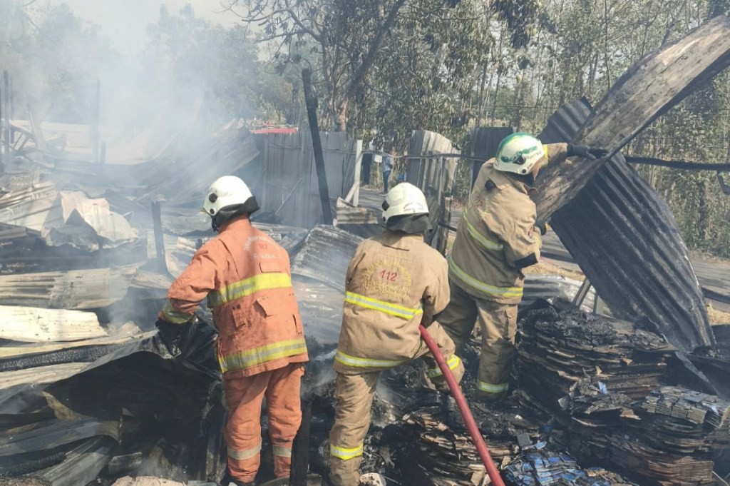 Bedeng Tempat Tinggal Kuli di Made Surabaya Terbakar, Diduga Korsleting&nbsp;Listrik